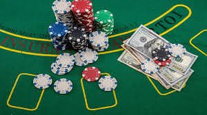 Studio live-dealer goatcoins dengan dealer Andar Bahar dan meja permainan